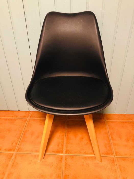 2x Cadeiras SKLUM Pretas – Estilo Minimalista Eames