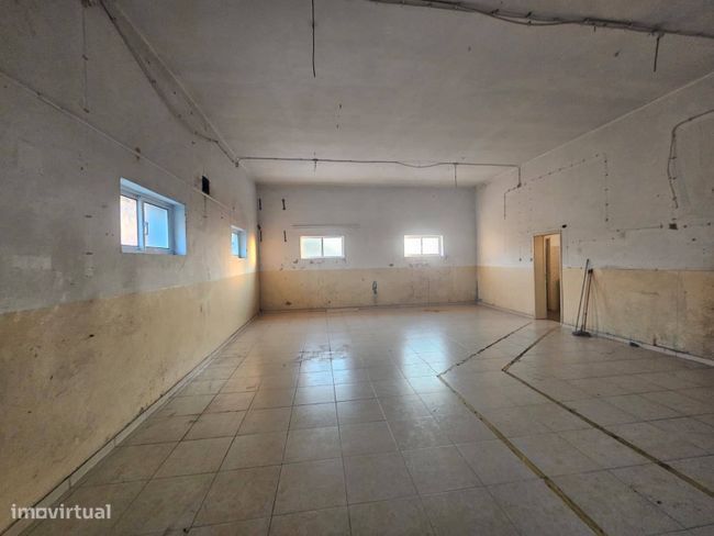 Armazém com 150m² junto a estrada nacional em Mesão Frio