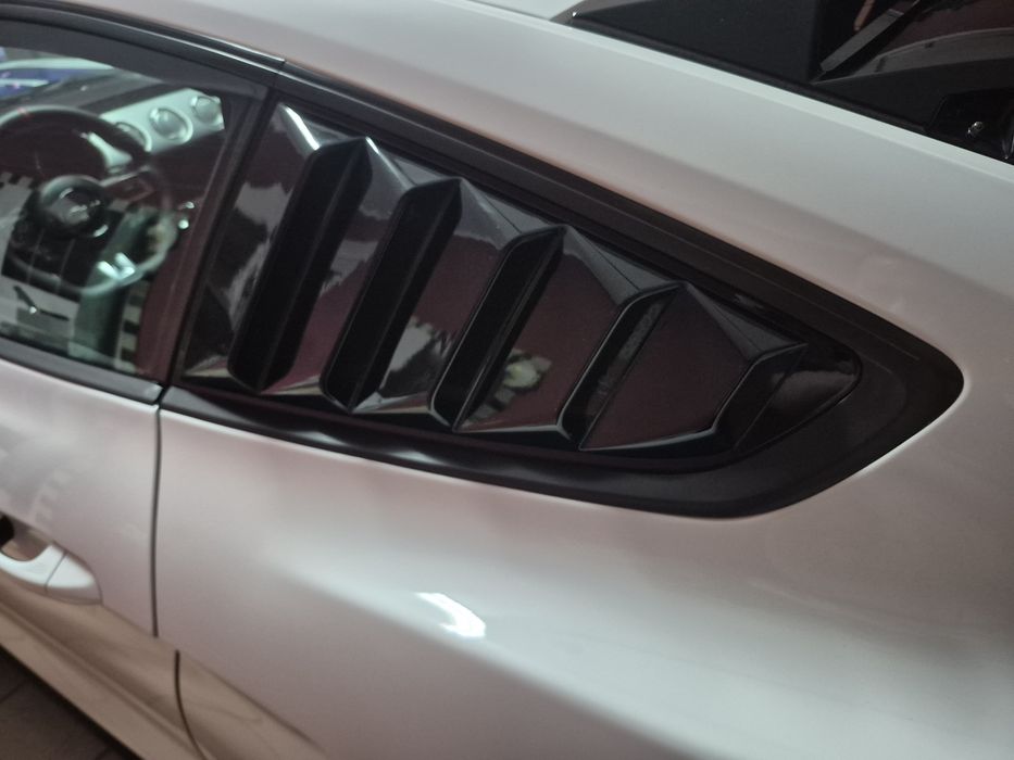Window quarter louvers/ persiana Mustang