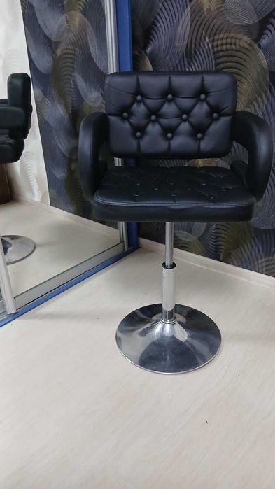 перукарське крісло візажиста  крісло для бровиста стілець барний