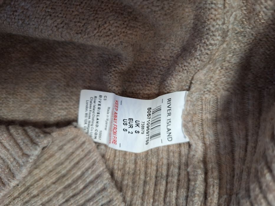 Sweterek damski beżowy.