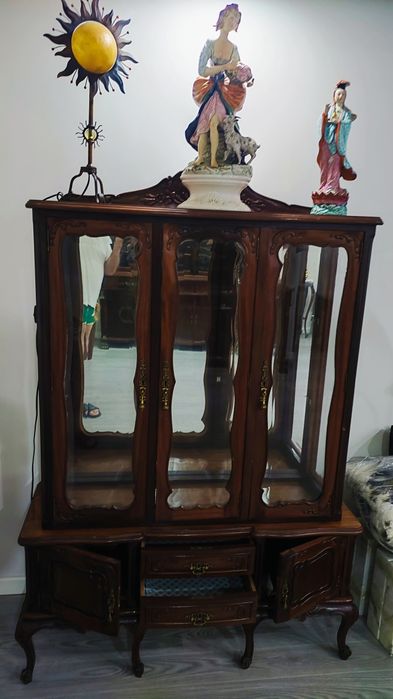 Cristaleira QUEEN ANNE, Vidro Biselado, 2 Espelhos. 120 X 43 x 176cm.