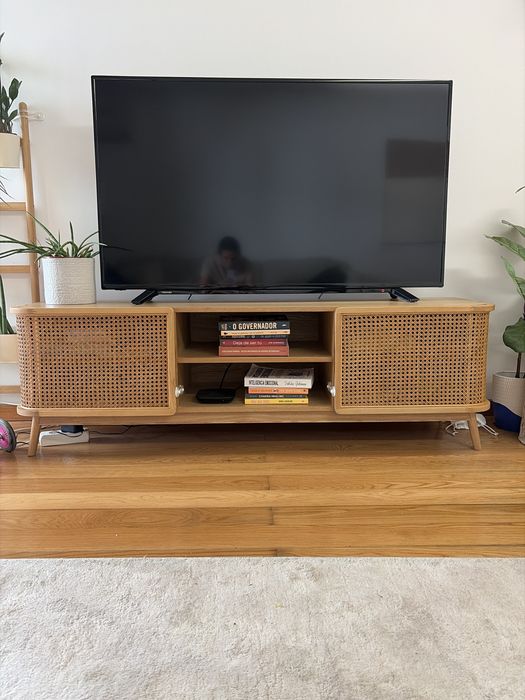 Movel TV quase novo - gato preto