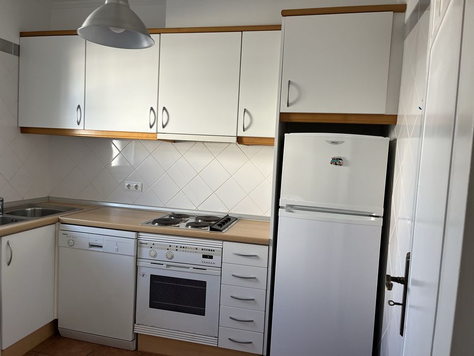 Moveis de cozinha, em L, com alguns eletrodomesticos