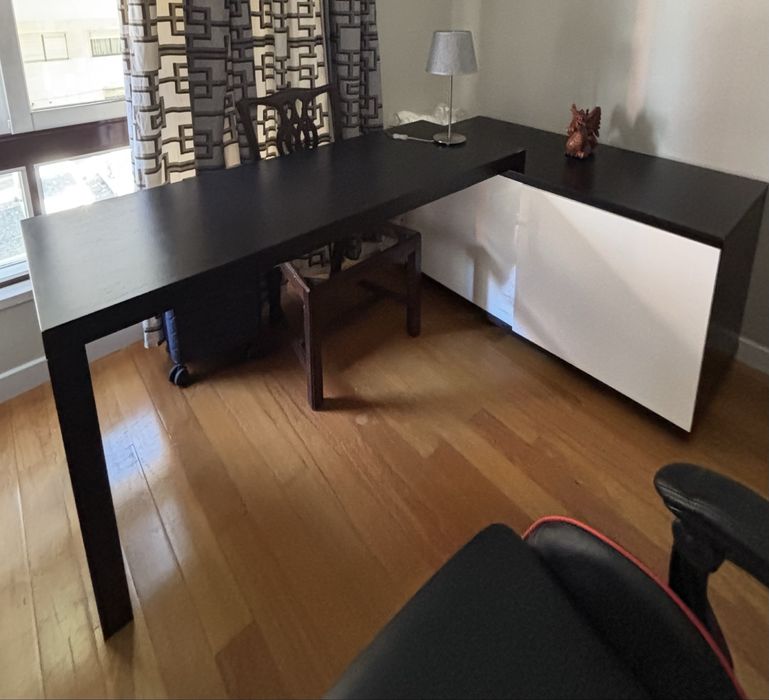 Secretaria com movel de apoio