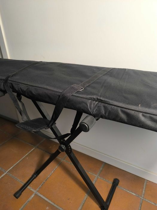 Teclado Alesis de 80 Teclas com Suporte – Pouco Uso