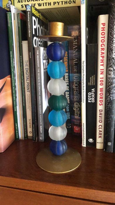 Castiçal em vidro com tons de azul, branco e verde (med.no anúncio)
