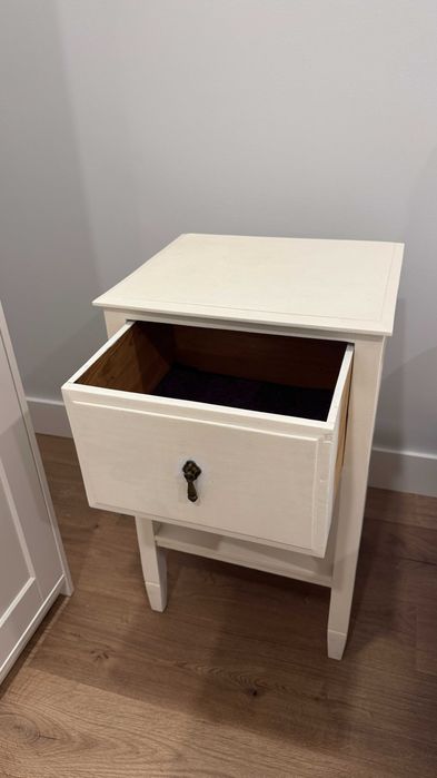 Mesa de cabeceira branca