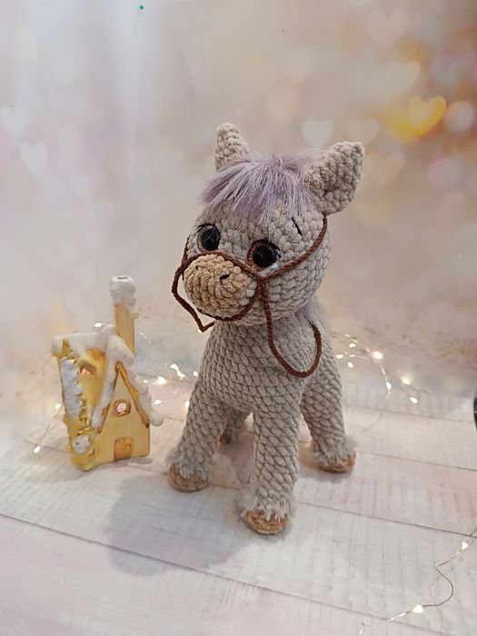 Символ нового року. Коник іграшка. Кінь в'язаний. Лошадка іграшка