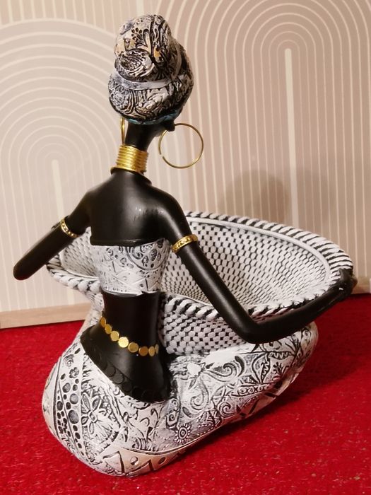 Biała Dama z misą długość 22cm afrykańska kobieta statuetka do salonu