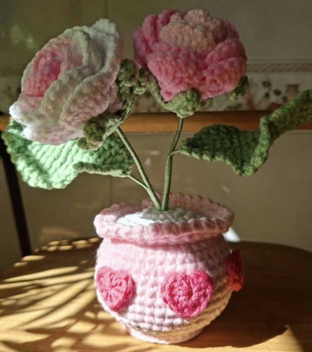 Vaso de rosas em crochê