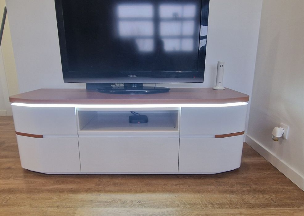 Aparador de Tv alto brilho branco NOVO