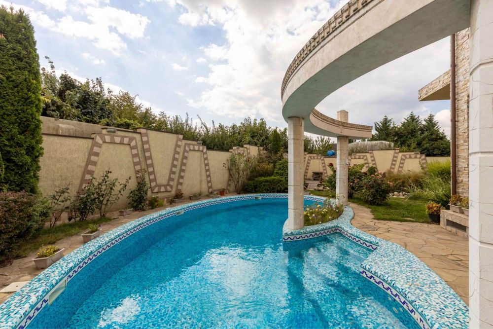 Сдам шикарный дом с басейном