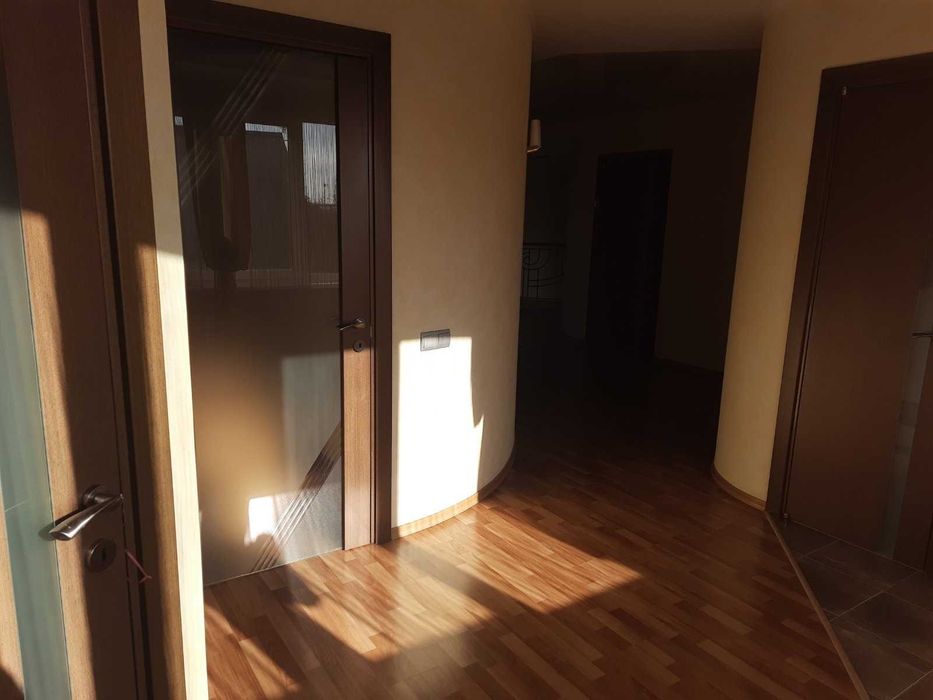 Будинок 256м² з критим басейном, сауною та зимовим садом