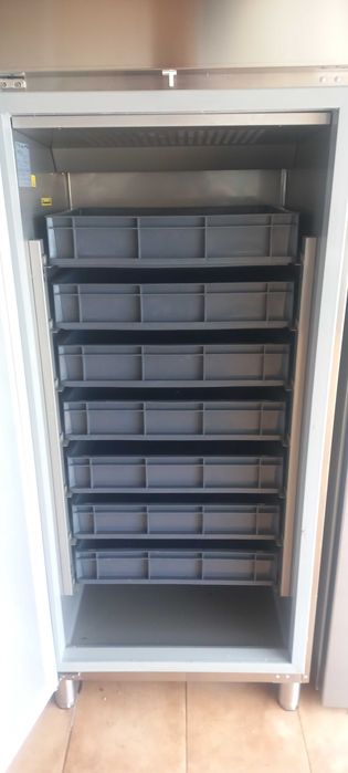 Armário frigorífico, balança e máquina de Vácuo