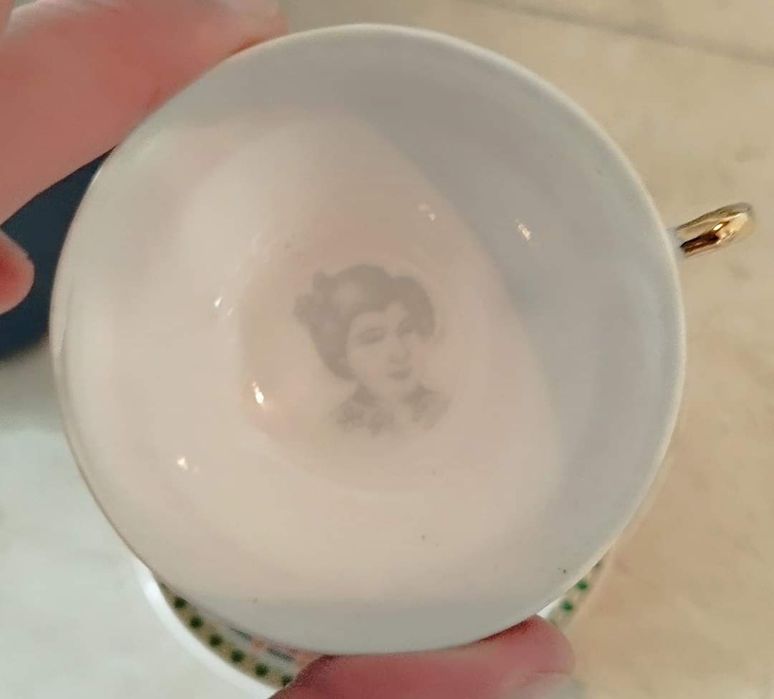 Serviço antigo de café pintado à mao