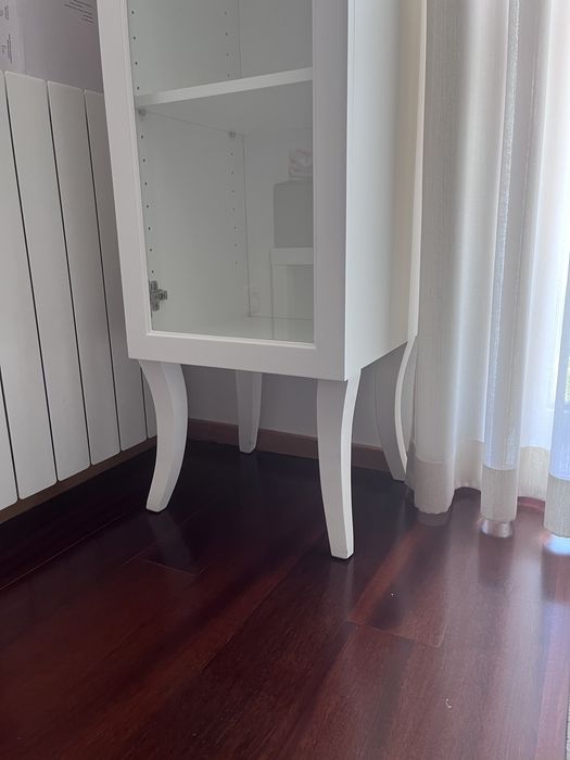 Movel estante lacado em branco com porta de vidro