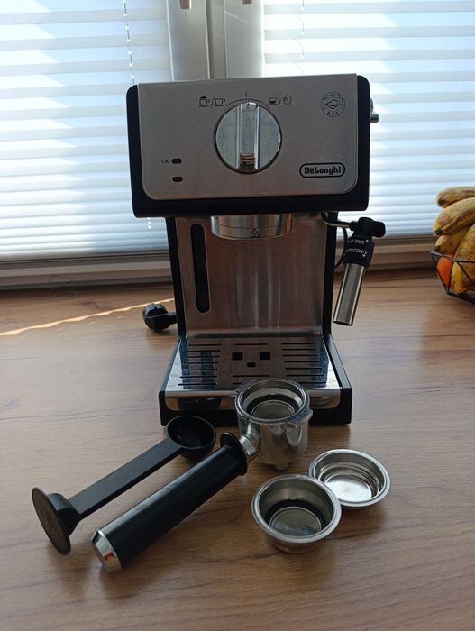 Kolbowy ekspres do kawy ciśnieniowy De'Longhi.
