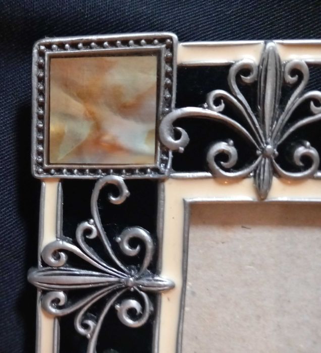 Moldura para fotos ornamentada em metal com madrepérola