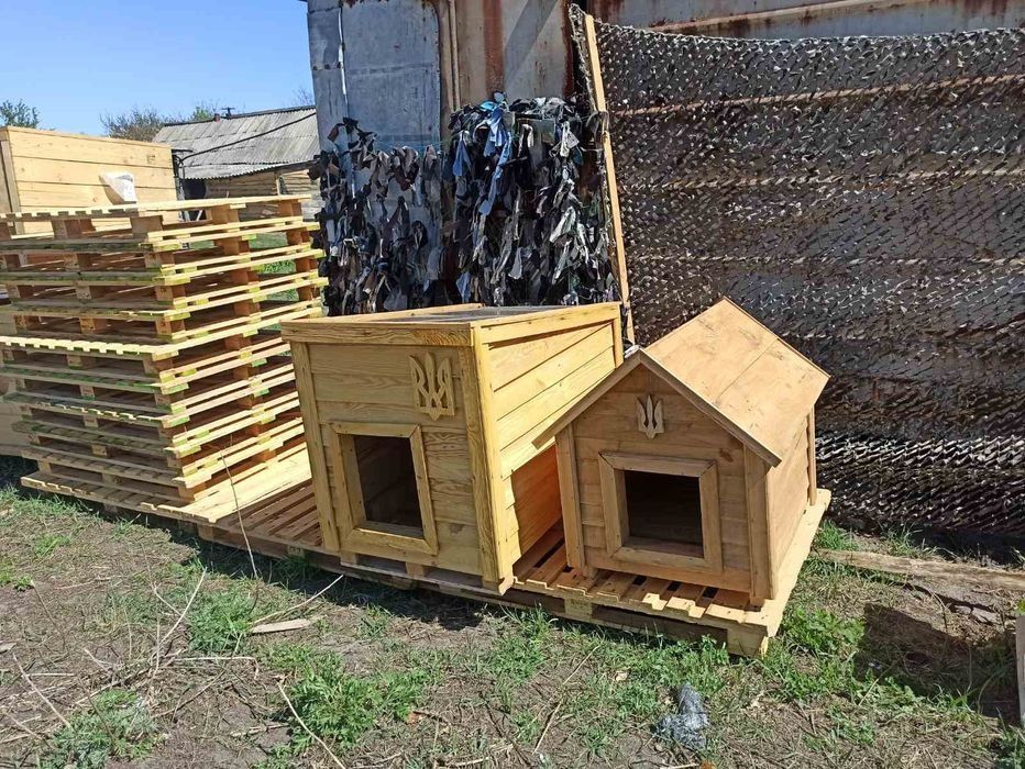 Дерев'яна будка для собаки