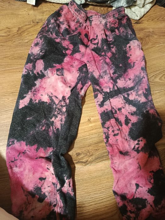 Długie różowo czarne dresy