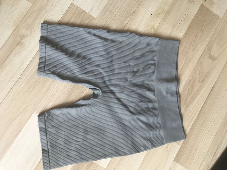Obcisłe leginsy krótkie  damskie r. L H&M