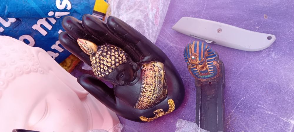 Conjunto de estátuas budas e incensos