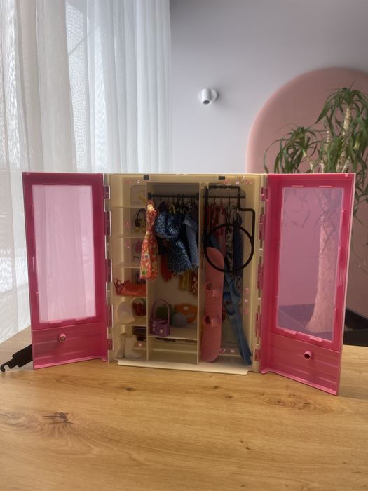 Шафа Barbie з одягом та аксесуарами