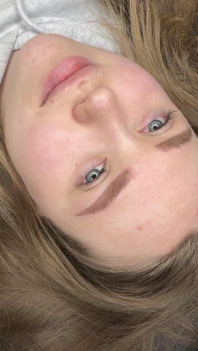 Pudrowe brwi, usta akwarela i międzywiejka – makijaż permanentny