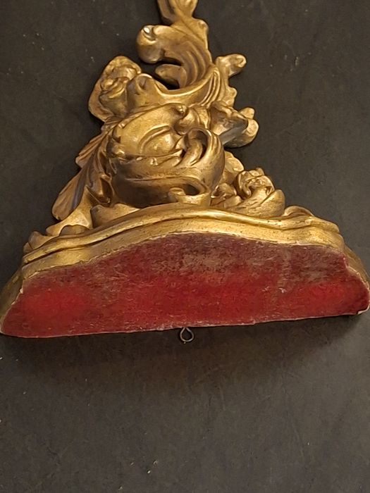 Peanha antiga dourada em gesso