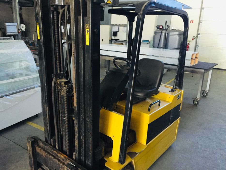 Empilhador elétrico Caterpillar