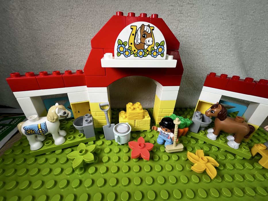 Duży zestaw Lego Duplo Stadnina i kucyki 10951