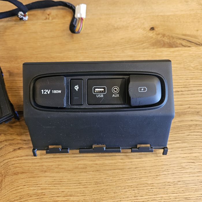 Hyundai Santa Fe 4 TM 2018-2021. Блок бездротової зарядки.