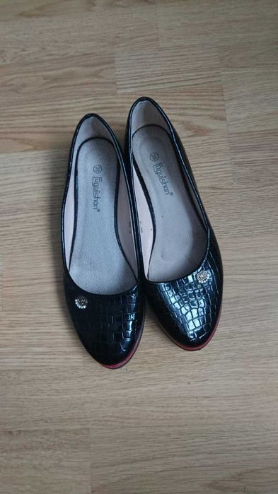 Туфлі на дівчинку шкільні.