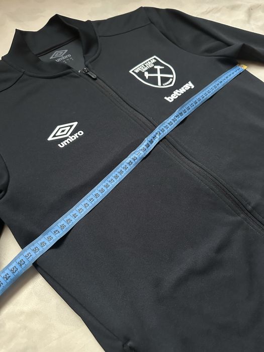 Чорна презентаційна куртка umbro west ham united сезону 2023-2024 рокі