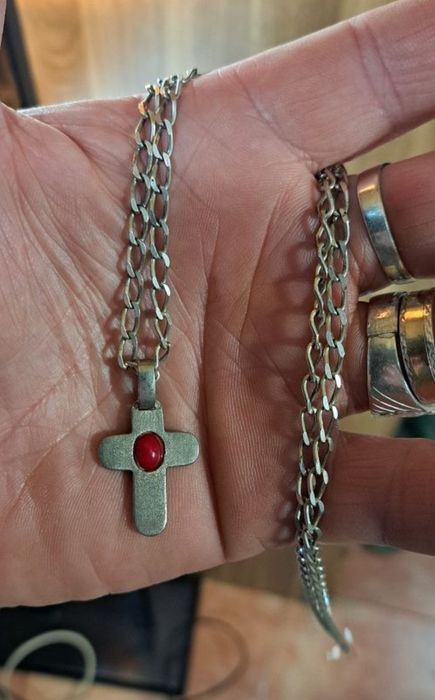 Fios com pendentes em prata contrastada.