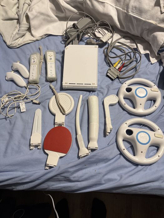 Nintendo Wii + volantes + acessorios diversos