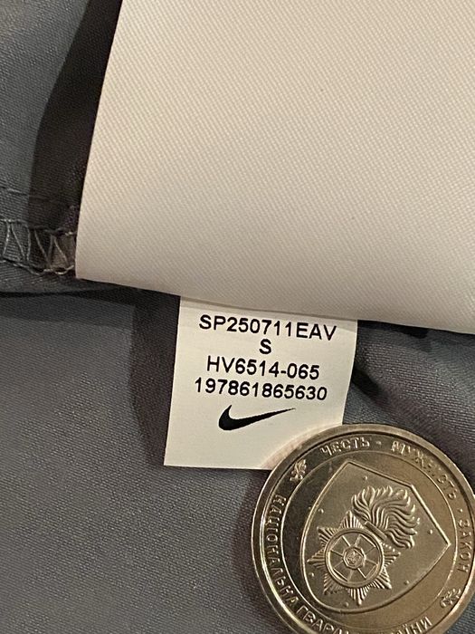 вітровка Nike tech woven сірого кольору