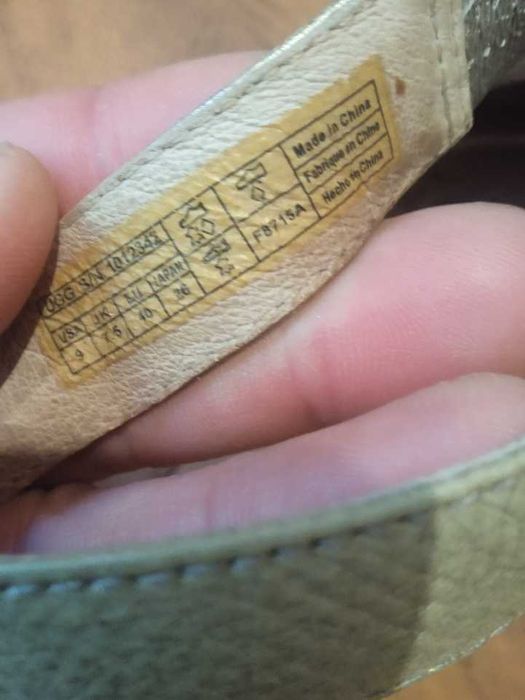 Продам жіночі шкіряні босоніжки бренду UGG