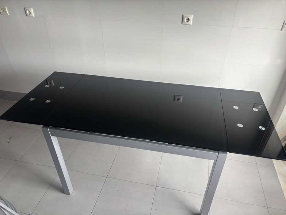 Mesa extensível mais 2 cadeiras e carrinho em tampo de vidro