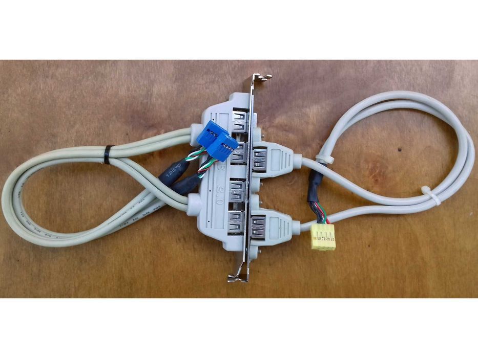 Adapter 2x i 4x USB 2.0 na śledziu.