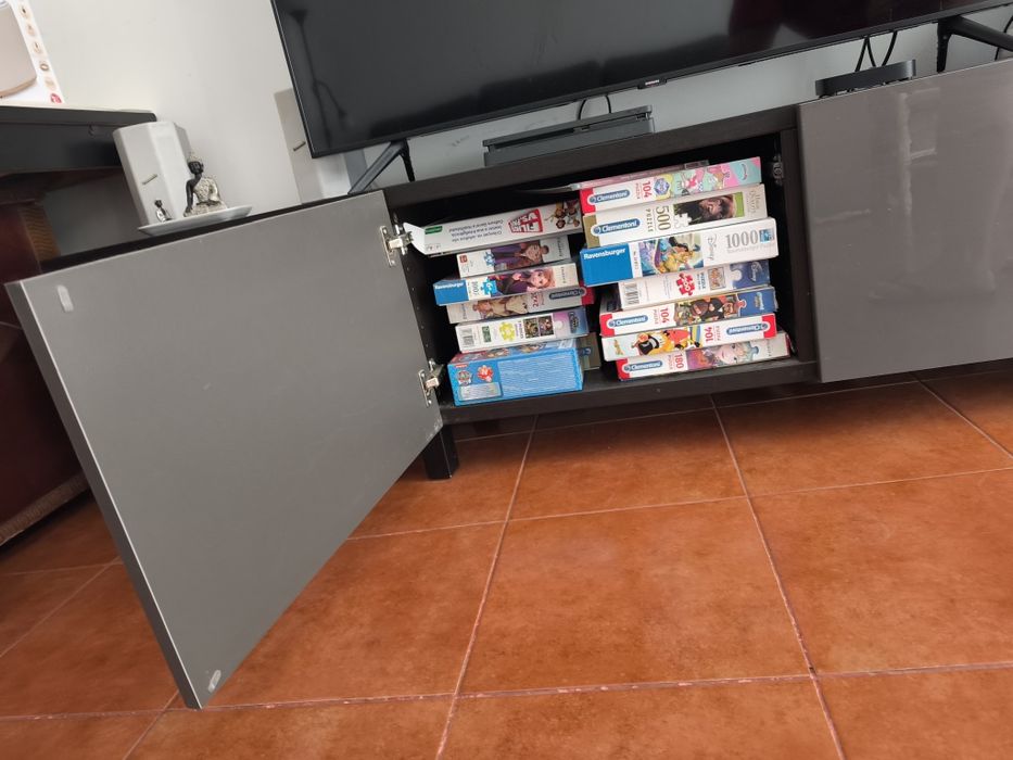 Vendo móvel de sala e mesa extensível de jantar