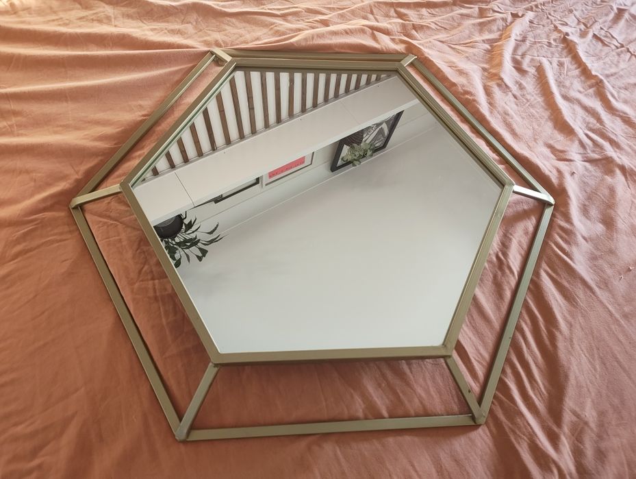 Espelho de parede Hexagonal com estrutura dourada
