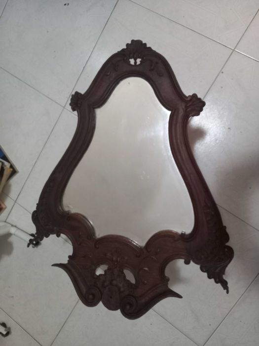 Espelho grande com rebordo de madeira
