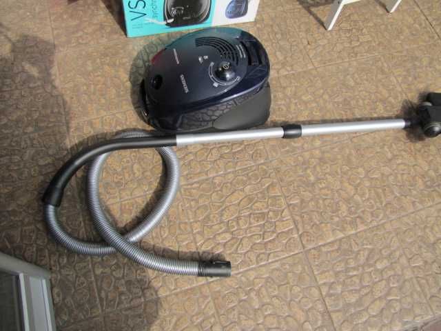 Odkurzacz podłogowy Siemens VS06A111 Moc: 600W pojemność: 4L