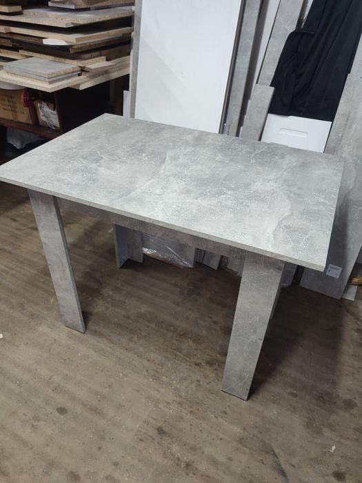 Стіл зі стільцями сірого