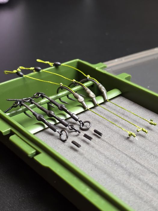 Zestaw 6 sztuk przyponów BEZZADZIOROWYCH karpiowych w piórniku. A36