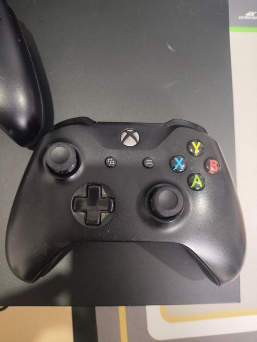 Xbox one x 1 TB  два оригінальні джойстики