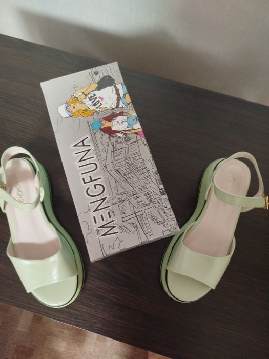 Босоніжки жіночі (нові) розмір 39