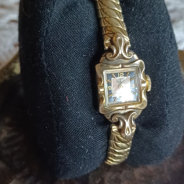 Damski zegarek koktajlowy.